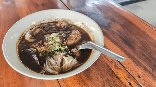 Stock image Khanom Jeen Nam Ngiao is a food from northern Thailand. The main ingredients come from flowers, meat, tomatoes, and curry paste. 