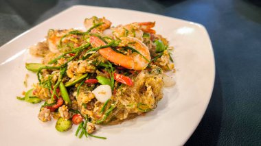 Kızarmış cam erişteyi karides, fasulye ve akasya ile karıştırın.