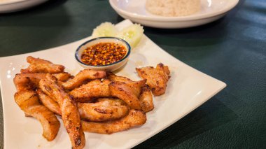 Kızarmış domuz ve çene sosu, Tayland yemeği kızarmış domuz eti ve çene sosu, baharatlı ve ekşi tat..