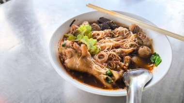 Tayland tavuklu erişte, haşlanmış tavuklu şehriye, Tayland erişteli erişte.