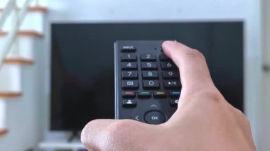 TV kumandasını açın ve kapatın. Uzaktan kumandayla televizyonun kapanmasını izleyin. Televizyonun arka planındaki kanallar odak dışı.