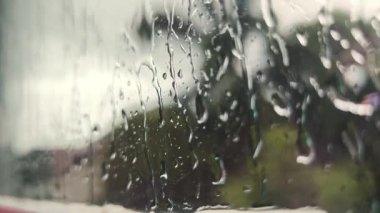 Pencere camına düşen yağmur damlaları. Şiddetli Sağanak Rüzgâr Pencereden akıyor. Bardaktan boşanırcasına yağmur yağdı. Depresyon yalnızlık melankoli.