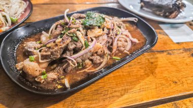 Izgara domuz boynu salatası. Domuz pastırması. Tayland yemeği. Isaan yemeği. Kızarmış domuz eti..