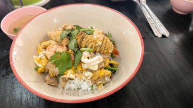  Kurutulmuş pirinç lapası. Pişmiş balıkla birlikte pilav ile servis edilir.