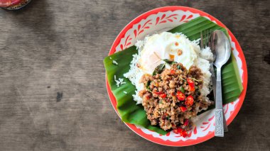 Kızarmış Tayland fesleğeni, kıymalı domuz eti, sahanda yumurta, pad kra pao