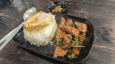 Tayland usulü otantik Khao Pad kra pao pilavı ve Tayland usulü Basil bifteği. 