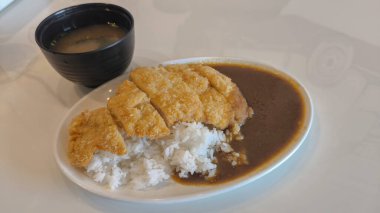 Kızarmış domuz ve miso çorbası ile Japon körili pilavı.