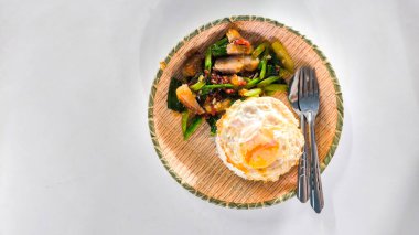 Tayland yemeği, Kızarmış Kailan ve Pilavlı Çıtır Domuz, Phat Khana Muu Krop, Asya yeşiliyle Kızarmış Domuz Göbeği