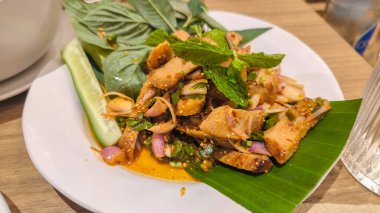 Izgara Pork Neck Namtok, Tayland yemeği. Namtok menüsü, ızgara domuz boynu ve beyaz tabakta sebze.