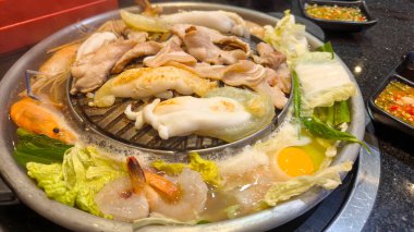 Et ve deniz ürünleri (Moo Kata, Mu Kratha), geleneksel Güneydoğu Asya Tayland yemek pişirme metodu.