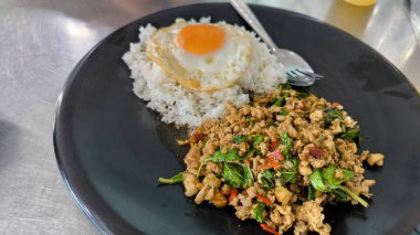 Tayland Basili Domuz eti Kızartması Krapow usulü yumurta, Moo Sao Caddesi Yemeği