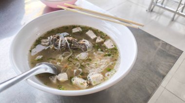 Vietnam Pirinç Erişte Çorbası ile Domuz Sosisi ve Domuz Kemiği Çorbası