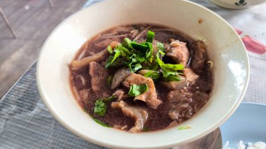 Tayland Baharatlı Biftek Çorbası, karaciğer ve Tendon Suyu.