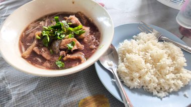 Tayland Baharatlı Biftek Çorbası ve Buharda pilavla servis edilen Tendon.