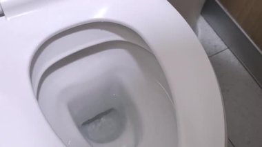 Temizlik için Suyla Sifonu Çekmek