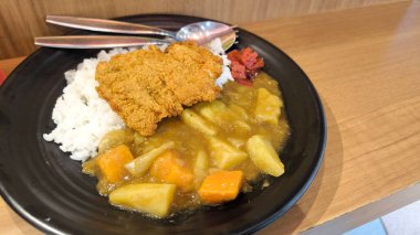 Japon Tavuğu Katsu Körili Pilav Patates ve Havuç Otantik Ev Yapımı Konfor Yemekleri