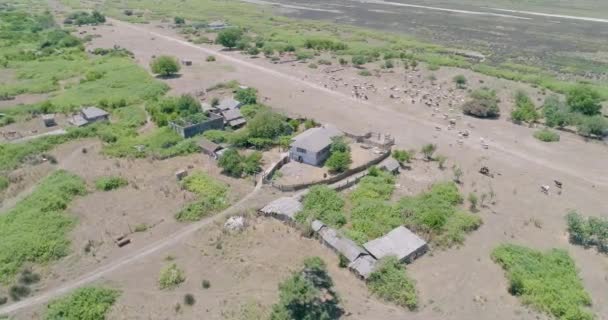 Ilha Deserto Vista Aérea Drone Que Voa Sobre Casas Velhas — Vídeo de Stock