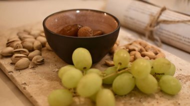 Meyve ve peynir. Evine hoş geldin.