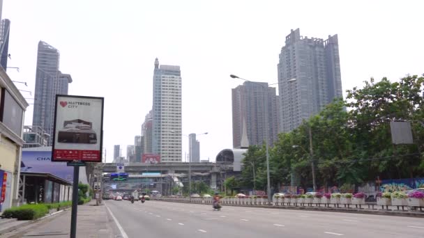 Vägtrafiken Rusar Över Hela Bangkok Thailand Dagtid Det Finns Reklamskyltar — Stockvideo