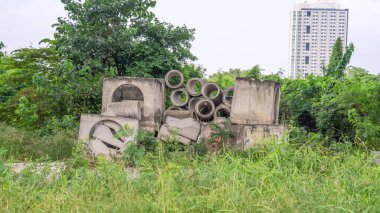 Ortayı ve büyük boruları boşaltan çöp yığınlarının görüntüsü. Bu su boruları devlet kurumlarına ait. Bu yüzden plastikten yapılmamıştır. Ama çimentodan yapılmıştı. Solda mı?