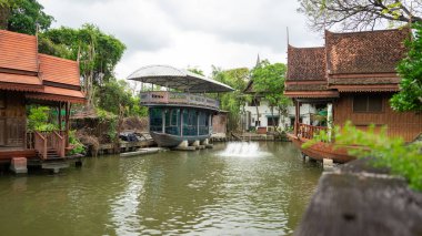 Su kenarındaki bir evin atmosferi bir tekne gibi dekore edilmiş ahşaptan yapılmış ev benzeri bir çatısı var. Nehir temiz ve girdap sistemi var. Çevresi doğal bir bahçedir.,