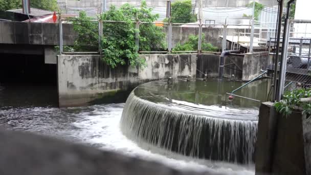 Zlewnia Fontanny Sztuczny Wodospad Aby Spuścić Wodę Ustawiono Okrągłą Konstrukcję — Wideo stockowe
