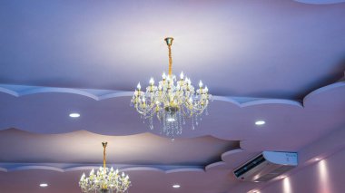 Şölen salonunun tavanından sarkan avizelerin resmi iki fenerdi, özellikle yakıldığında çok güzeldi. Bir sıra küçük, dairesel ampulleri var. Parlaklığı arttırmak için