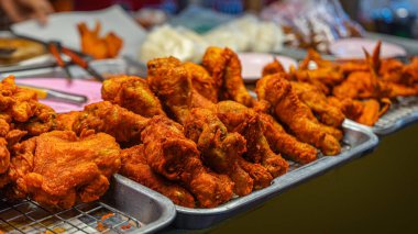 Popüler menü, yerel yemek, kızarmış tavuk, hem meme hem de bacak kısımları var. Çoğu da rafın üzerinde duruyor. Alüminyum Yakın plan odak eksikliği desteklenmektedir. İllüstrasyon olarak kullanılabilir ya da oluşturulabilir