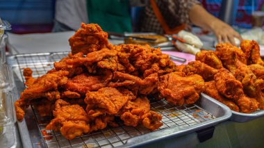 Popüler menü, yerel yemek, kızarmış tavuk, hem meme hem de bacak kısımları var. Çoğu da rafın üzerinde duruyor. Alüminyum Yakın plan odak eksikliği desteklenmektedir. İllüstrasyon olarak kullanılabilir ya da oluşturulabilir