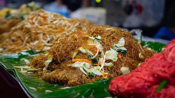 Stir-fried noodles menu The main raw material is noodles. Stir-fried with vegetables in a variety of menus Resting on a banana leaf Supported with an aluminum tray If the focus is in the center,