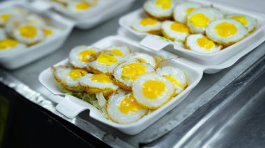 Tayland 'da popüler bir sokak yemeği olan bıldırcın yumurtası menüsü hem çocuklar hem de yetişkinler tarafından yenebilir. Yağda yumurtaya benziyor ama daha küçük.