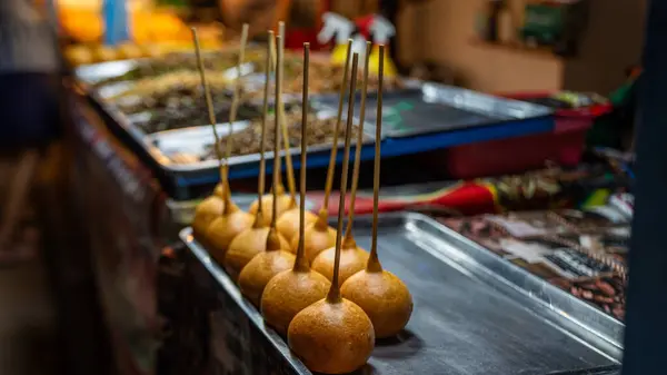 Desserts made from flour with filling Fry in a pan with very hot oil. Until it swells into a circular shape at the end of the stick. It tastes sweet and oily. Popularly sold at temple events.