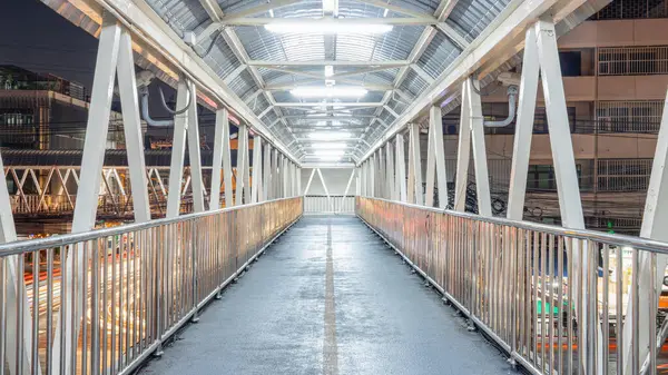 Loopbrug Het Stalen Viaduct Hoofdstad Ziet Nachts Schoon Helder Uit — Stockfoto