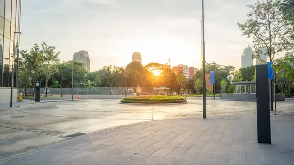 Location photos The evening atmosphere is quiet. There are no passers-by. During the golden hour or golden hour of the wide plaza at the corner of the city There is a flower circle as the center point
