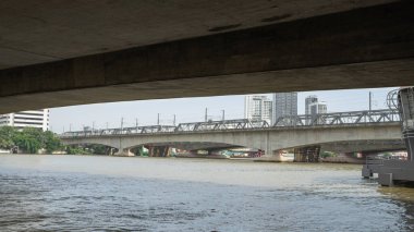 Köprünün altında geniş bir nehir kenarı alanı. Arabalar için yolculuk güzergahı olarak kullanılan suyun üzerinde yükseliyor. Ve motosikletler seyahat kolaylığını arttırır. Sağ tarafta bir iskele var.. 