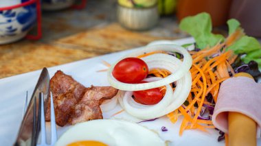 Salata sebzesi, domates, soğan, havuç, marul ve mor lahana resmi otelin kahvaltı tabağında servis edilir..