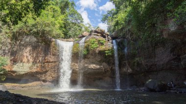 Uzun şelale, kayaların arasından akan berrak su. Çevresindeki ağaçlar, sarmaşıklar yağmur ormanlarıyla kaplıdır. Gün boyunca güneş parlar. Doğal atmosfer çok tuhaf.