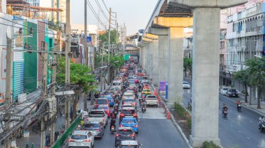 23 Aralık 2023, Bangkok, Tayland Luang Luang Yolu, ana yol, yoğun trafik, uzun trafik sıkışıklığı, diğer şeritleri ayıran yüksek bir köprü..
