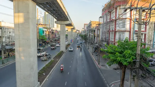 23 Aralık 2023 'te Bangkok, Tayland' da iki tür yol yolculuğu vardır: ikisi de yer üstünde ve ikisi de birlikte kullanılan elektrikli tren yolları. Yolda çalışan bir sürü araba var..