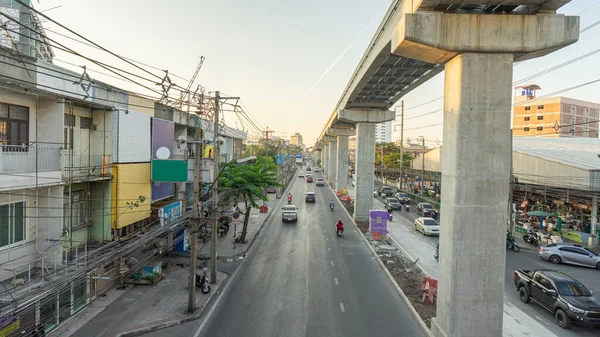23 Aralık 2023 'te Bangkok, Tayland' da iki tür yol yolculuğu vardır: ikisi de yer üstünde ve ikisi de birlikte kullanılan elektrikli tren yolları. Yolda çalışan bir sürü araba var..
