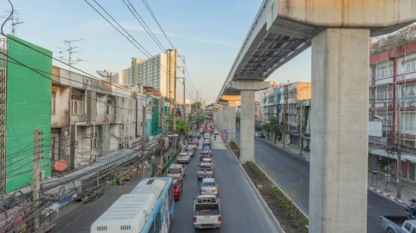 23 Aralık 2023 'te Bangkok, Tayland' da iki tür yol yolculuğu vardır: ikisi de yer üstünde ve ikisi de birlikte kullanılan elektrikli tren yolları. Yolda çalışan bir sürü araba var..