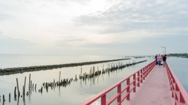 Saphan Daeng 'den dönen bir grup turistin fotoğrafı. Mangrov ormanında deniz suyunun tatlı suyla buluştuğu güzel doğal atmosferin resimlerini gördükten sonra.