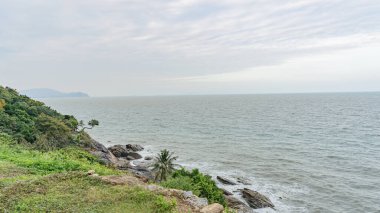 Deniz kenarındaki kayalıklardan bakış açısı. Gökyüzüne uzanan 360 derecelik deniz manzarasını görebileceğiniz bir yer. Serin bir atmosfer. Gökyüzü açık ve güneş parlıyor. Taşra olarak kullanılabilir.