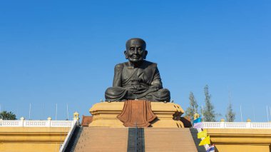 Büyük Luang Pu Thuat, Huai Moğol Tapınağı, pek çok insanın saygı duyduğu kutsal bir yer. Tayland 'da güzel bir tapınakta ibadet var. Arka plan gökyüzü. İllüstrasyon olarak kullanılabilir 