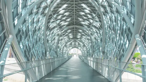 Köprü kapalı. Uzun bir kemer. Tasarım modern. Bir fotoğraf köşesi olarak kullanılabilir. Uzun sürenin sonunda çatlaklardan içeri ışık girmişti.. 