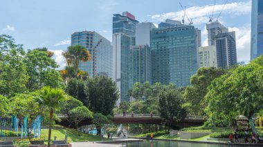 31 Aralık 2023 'te Malezya' da, çok sayıda ağacın dikildiği ve güzelce dekore edilebildiği şehrin göbeğindeki büyük bir halk parkının resmi. 