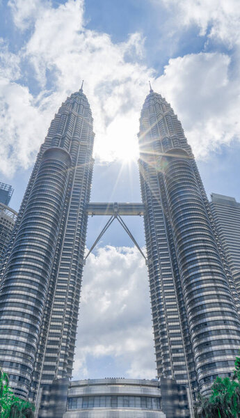 31 December 2023 in Malaysia Twin Towers Petronas Towers in Malaysia Viewed from the corner of the intersection There are a lot of cars parked. Tall buildings shaped like twin rockets, with a walkway