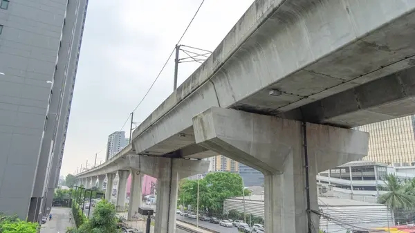 Image of a large urban elevated road. that extends to the end of the road To help drain the car Don\'t let traffic get stuck. Makes the traffic lanes below more open than usual.