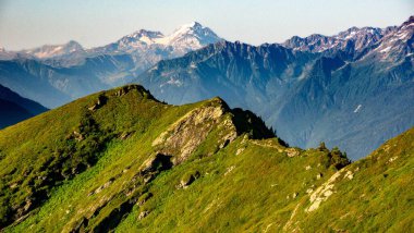 Maurienne Valley, Fransa 'da Mont Blanc' ın görkemli yaz manzarası. Maurienne Vadisi 'ndeki Massif du Grand Arc' ın sakin manzaraları üzerinde yükselen muhteşem bir Mont Blanc manzarası..