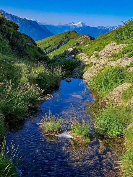 Hermosa Cascada Montaña Esta Impresionante Fotografía Captura Serena Belleza Del — Foto de Stock